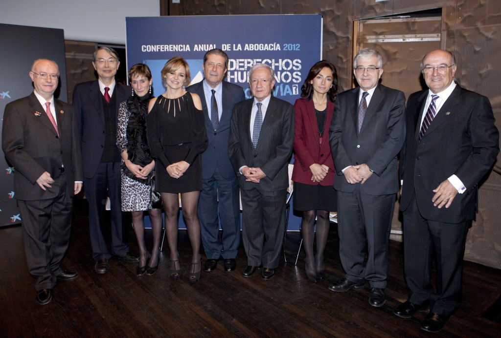 Foto de todos los premiados junto al presidente y otros miembros del CGAE