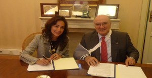Lourdes Reyzábal y Carlos Carnicer, firmando el convenio de colaboración
