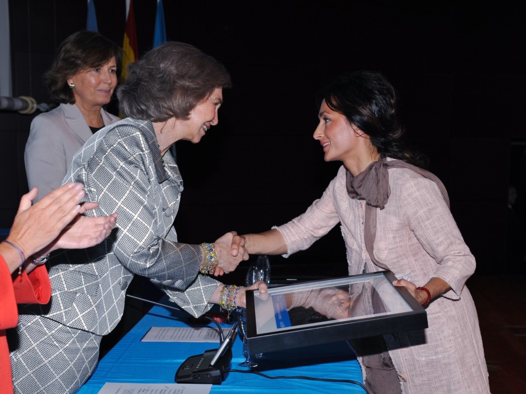 SM la Reina entrega el premio Unicef a Lourdes Reyzábal