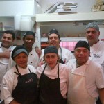Bouba, con el resto del equipo de la cocina de A Vánvera