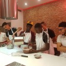 La marca de chocolates Valrhona, organiza un curso de repostería para jóvenes de “Cocina Conciencia”